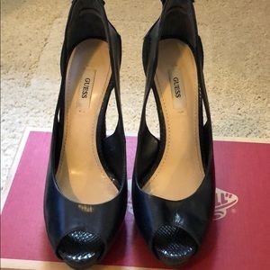 Guess black pumps
